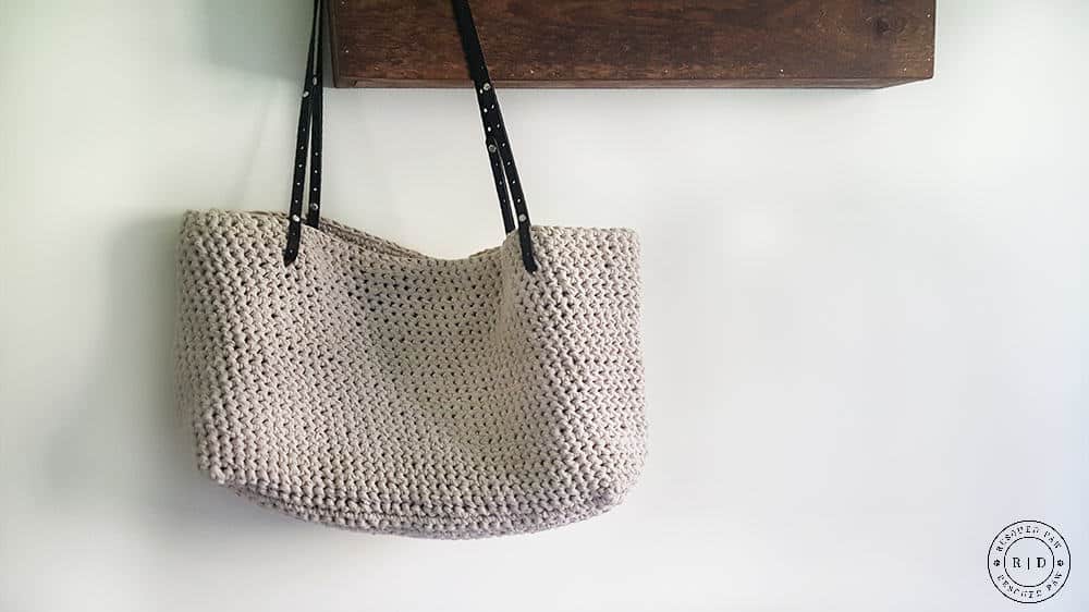 Carrie Tote Bag from Wool and the Gang - Full review from Easy Crochet. Would make a great purse, project bag or even diaper bag! 