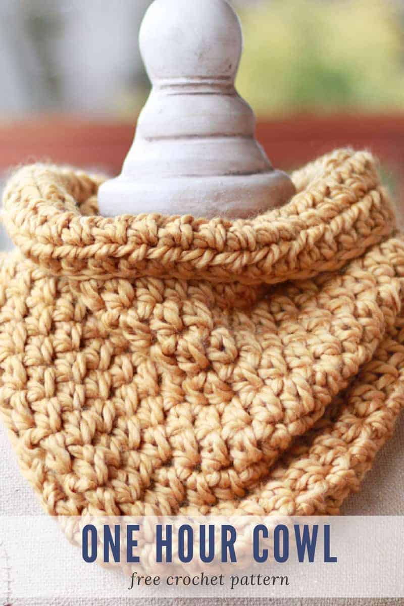 One Hour Cowl Crochet Pattern - Make Last Minute Crochet Christmas Gifts in a Weekend! www.easycrochet.com