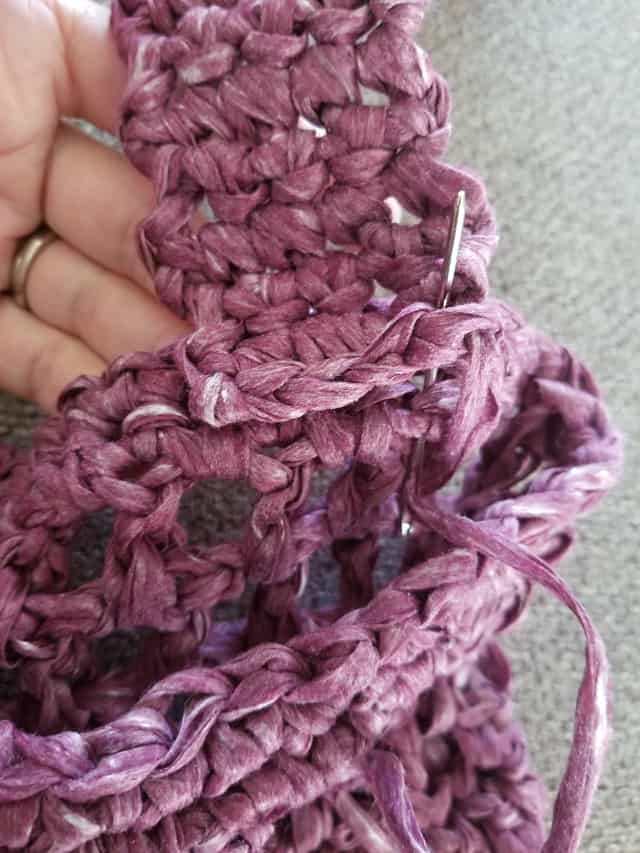 Joining handle on a crochet bag