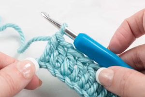 How to Crochet Straight Edges With The Double Crochet Stitch
