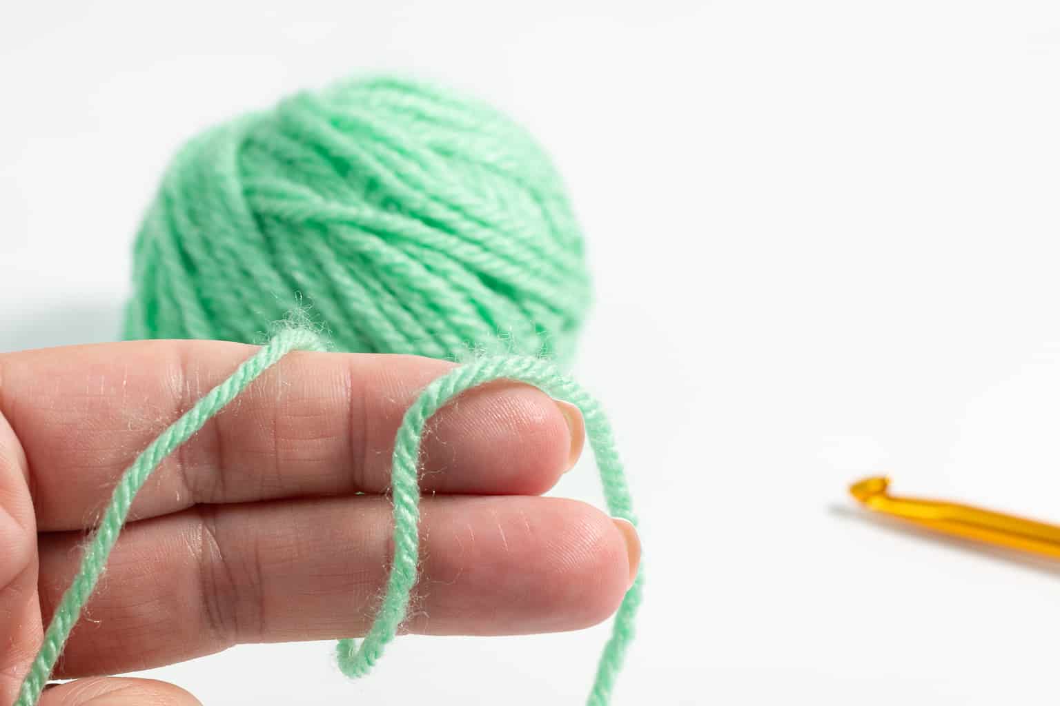 How to Tie a Slip Knot in Crochet - Two Ways - EasyCrochet.com