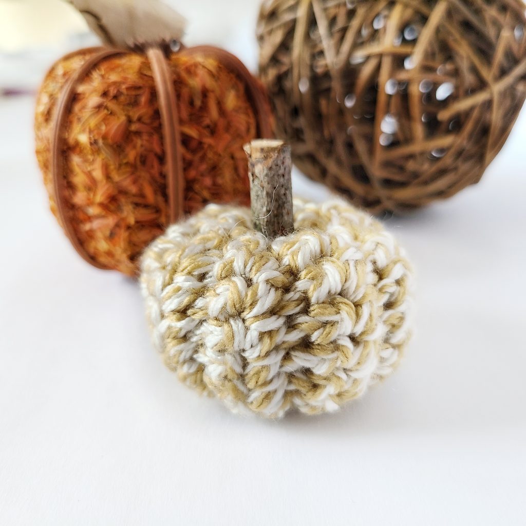 how to crochet a small pumpkin