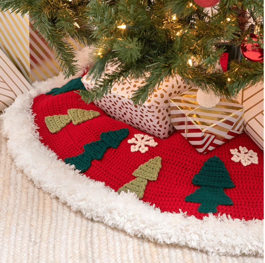Country Christmas Tree Skirt Crochet Along - Hooked on Homemade Happiness