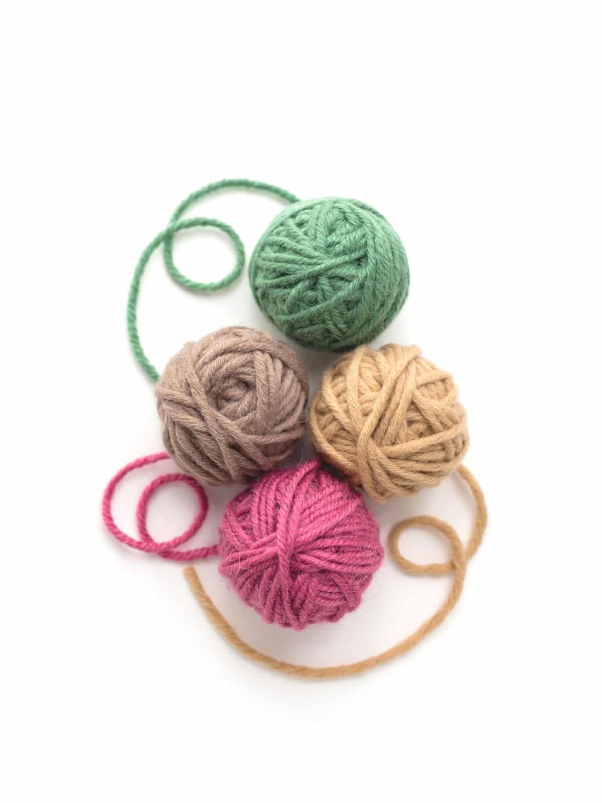 Lion Brand Yarn Basic Stitch Anti-Pilling Knitting Yarn, Yarn for  Crocheting, 1-Pack, Deco Rose