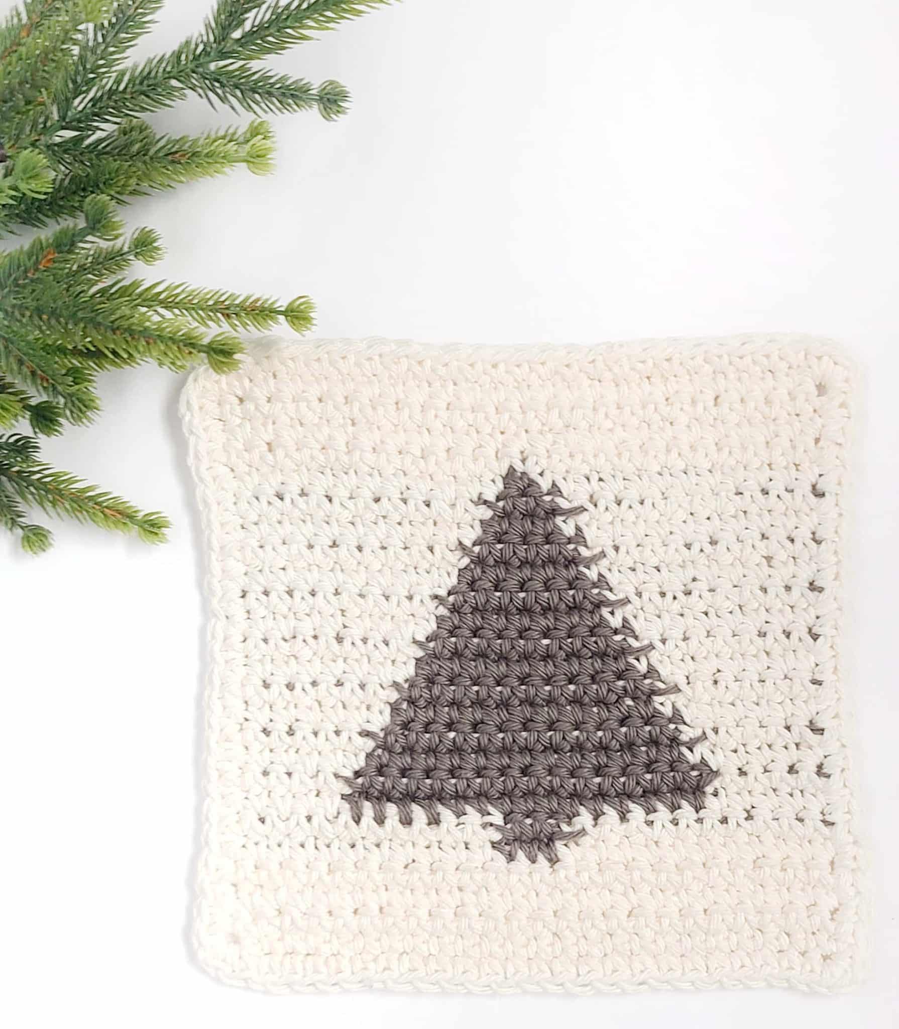 Free Crochet Pattern: Christmas Tree Dish Cloth - Pattern Paradise