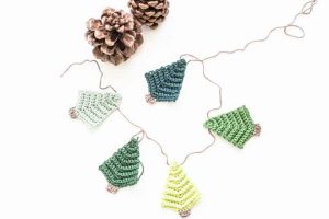 Crochet A Christmas Garland