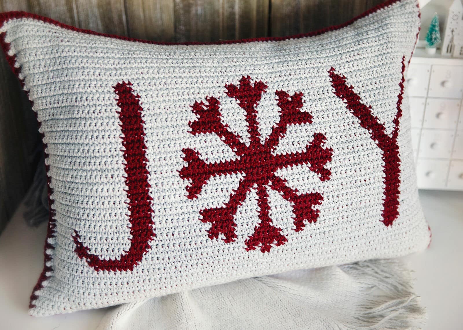 28 Free Crochet Christmas Patterns for the Home - Easy Crochet Patterns