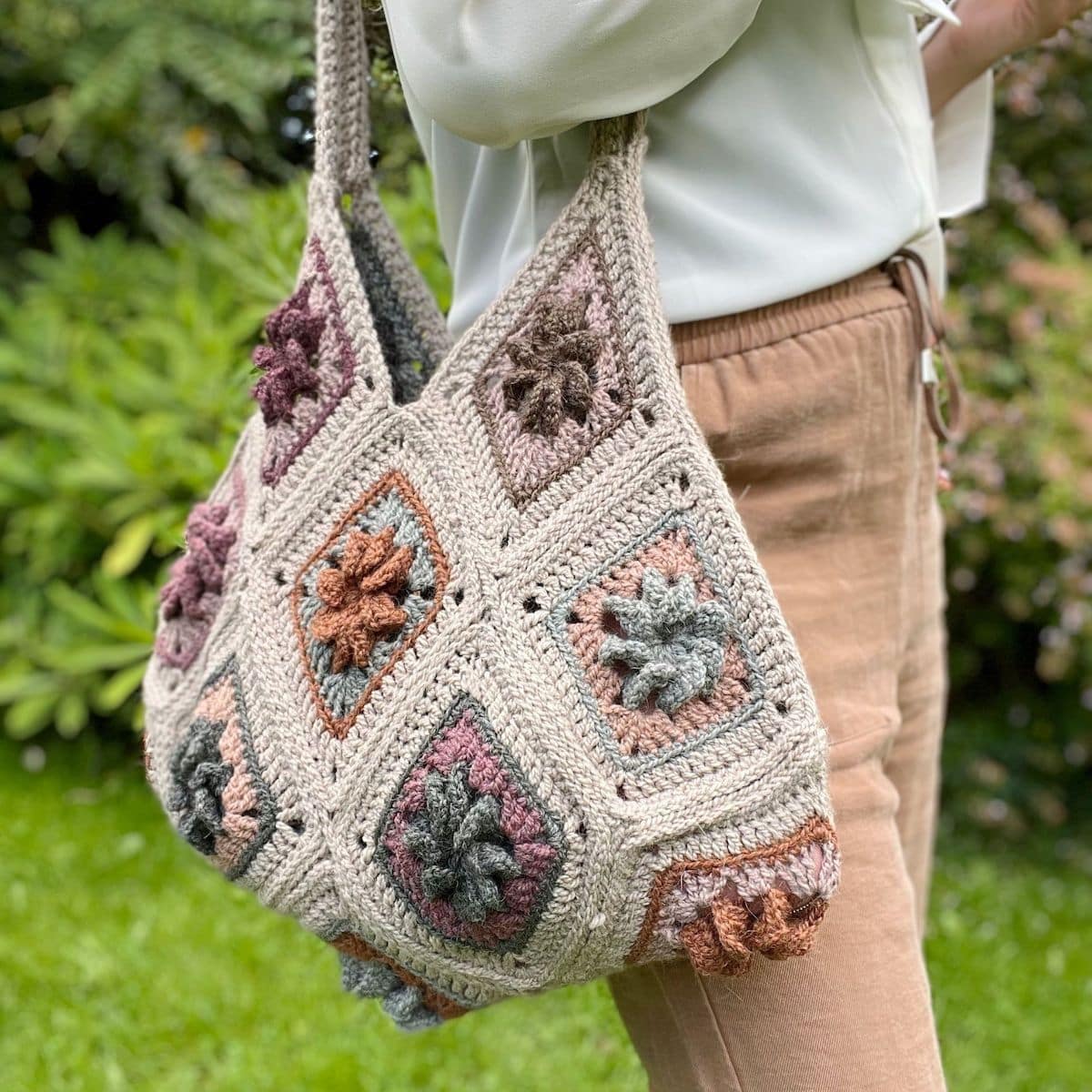 Droplet Flower Shoulder Bag - Crochet Kingdom | Crochet handbags patterns,  Free crochet bag, Crochet bag pattern free
